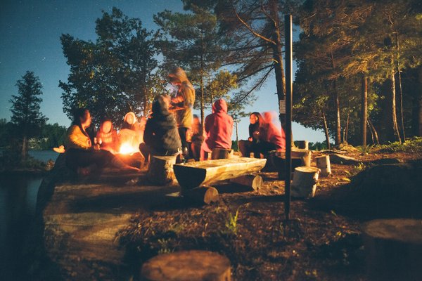 Quels sont les avantages du camping en forêt de conifères en hiver?