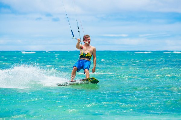 Où trouver les meilleures plages pour la pratique du kite surf au Brésil : spots et équipements ?